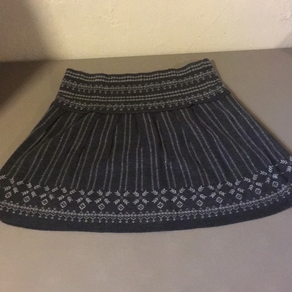 BEAUTIFUL CHRISTMAS THEMED SKIRT - Picture 2 of 3